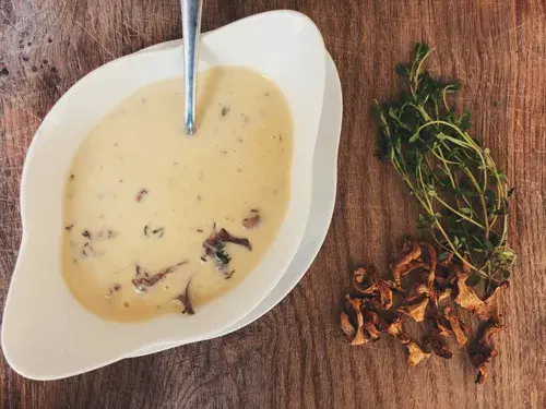 Cremet kantarelsauce med friske krydderurter