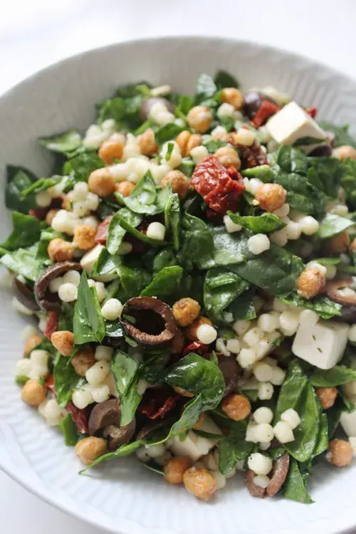 Nem salat med perlecouscous