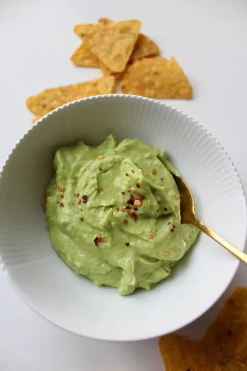 Cremet avocadocreme i en skål