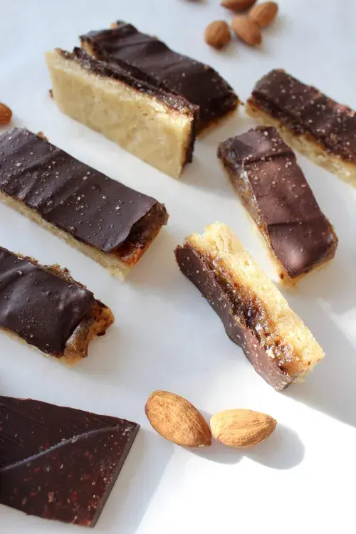 Sundere karamelsnitter med dadelkaramel og chokolade