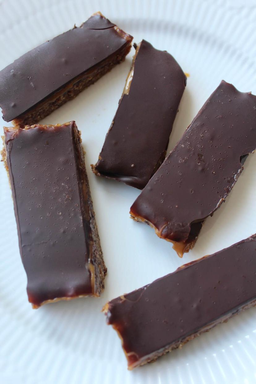 Barer med mandelsmør, karamel og chokolade