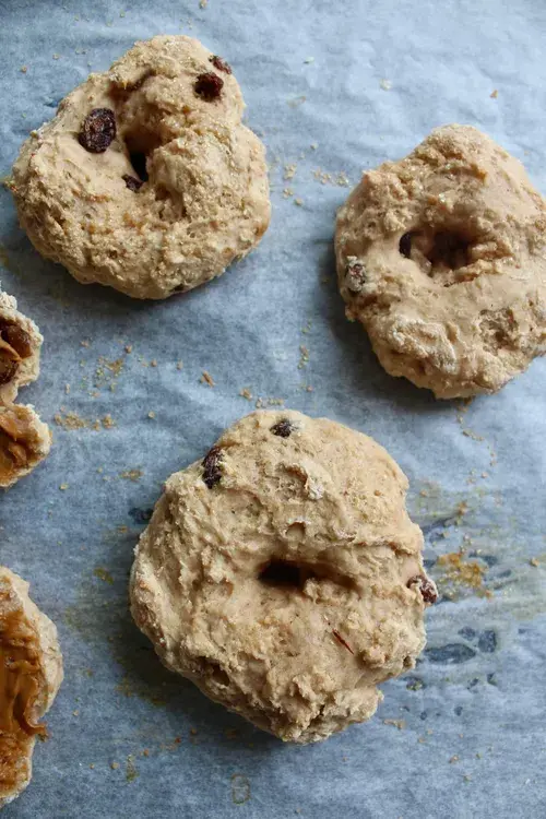 Bagels med græsk yoghurt, banan og kanel