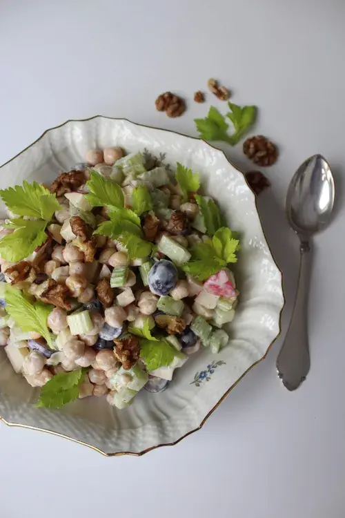 Lettere waldorfsalat med græsk yoghurt