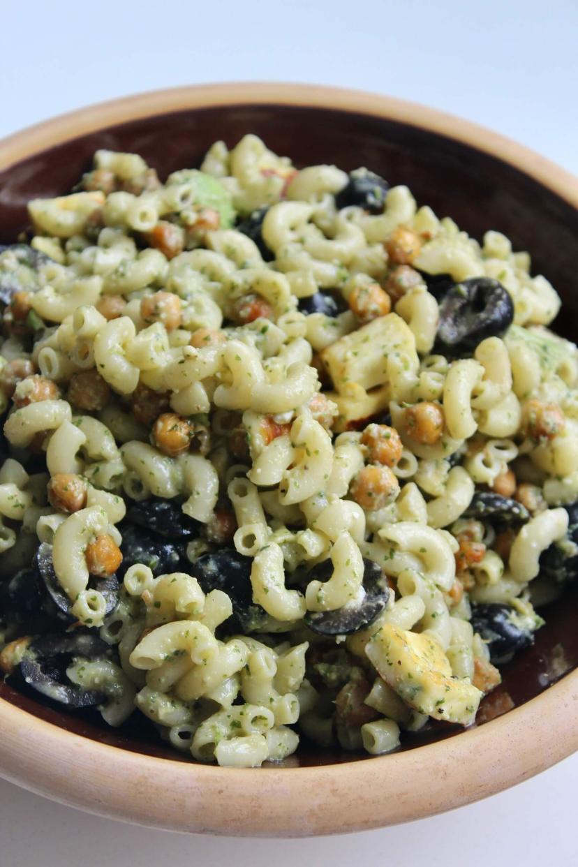 Pastasalat med pesto, halloumi, kikærter og oliven
