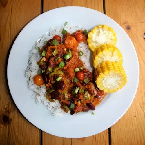 Mexikansk kidney-bønne-ret med majs og ris serveret i en skål