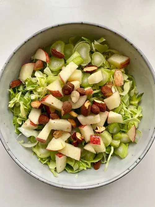 Sprød fennikelsalat med æble og ristede mandler