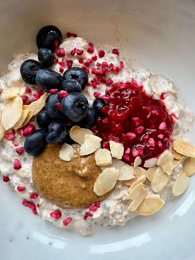 Grød med chiafrø, mandelmælk og bær