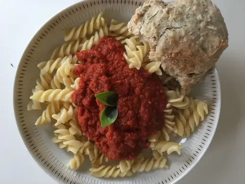 Klassisk hjemmelavet marinara sauce serveret over frisk pasta