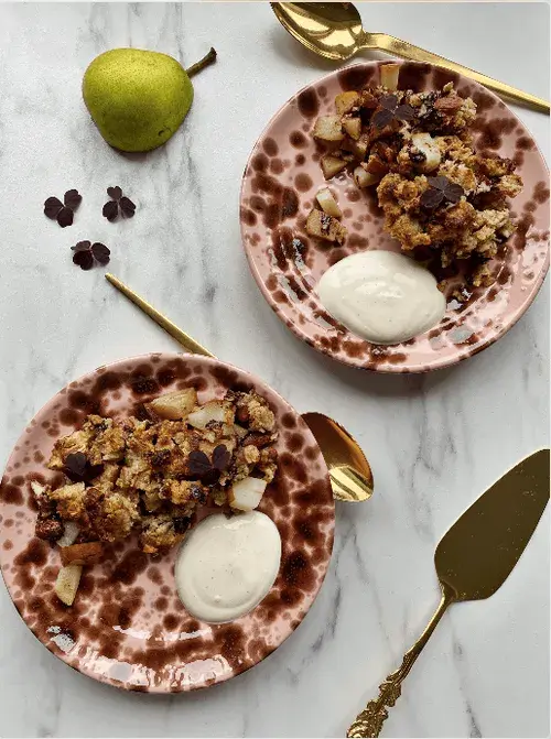 Pærecrumble med chokolade og marcipan