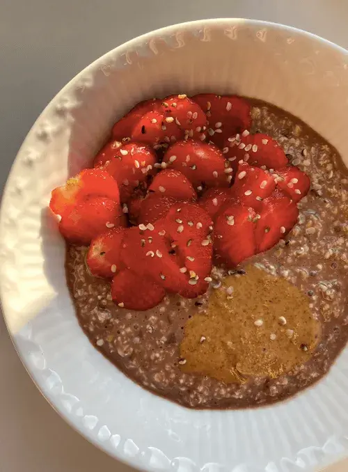 Køleskabsgrød med kakao og dadler