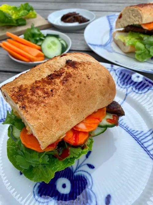 Bánh mì med svampe og syltede gulerødder
