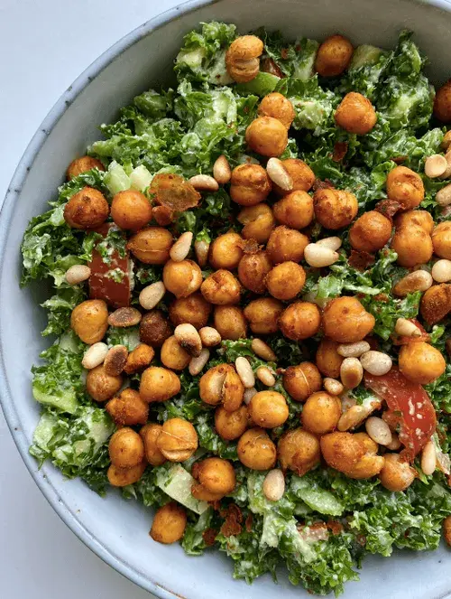 Vegansk cæsarsalat med grønkål