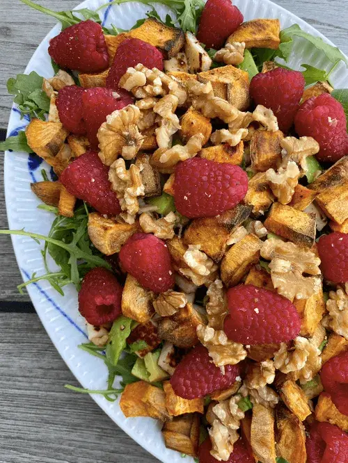 Rucolasalat med søde kartofler, halloumi og hindbær