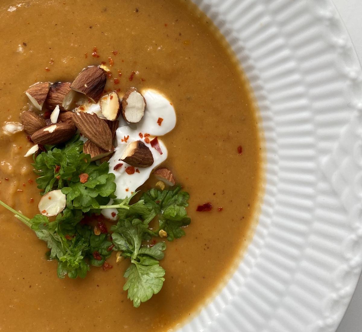 Cremet blomkålssuppe med chili og kokosmælk
