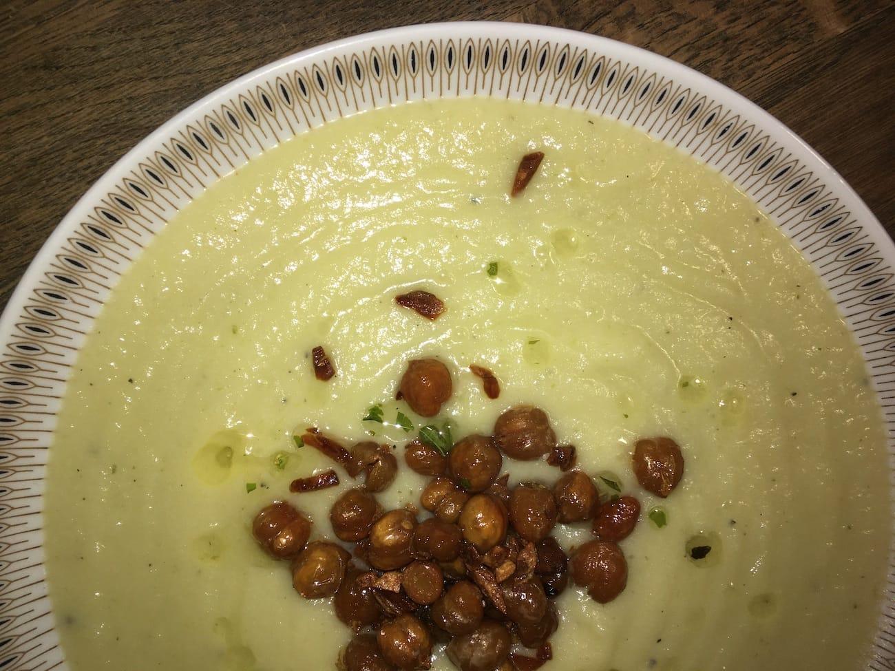 Vegansk kartoffelsuppe med blomkål og porre