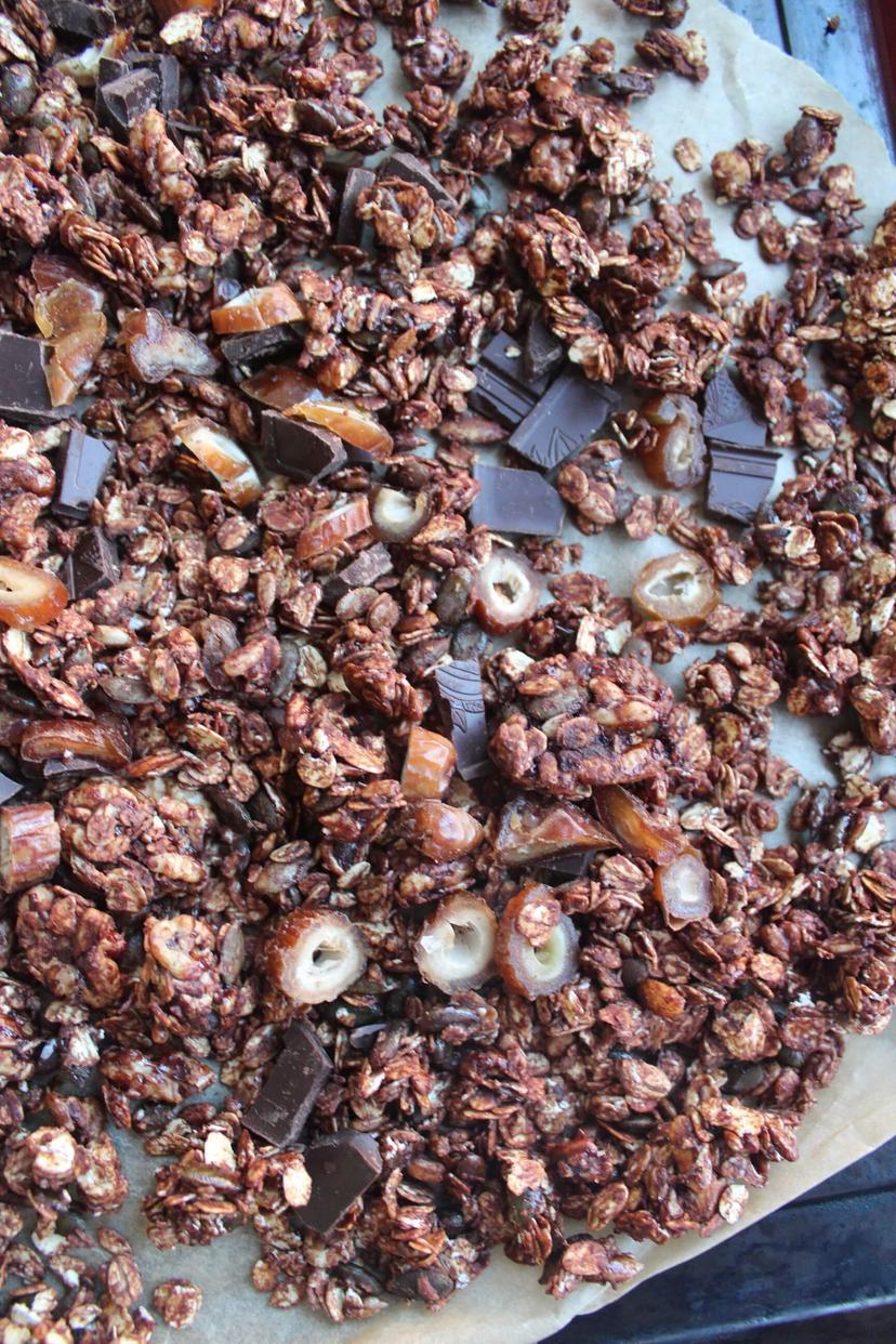 Granola med chokolade, dadler og valnødder
