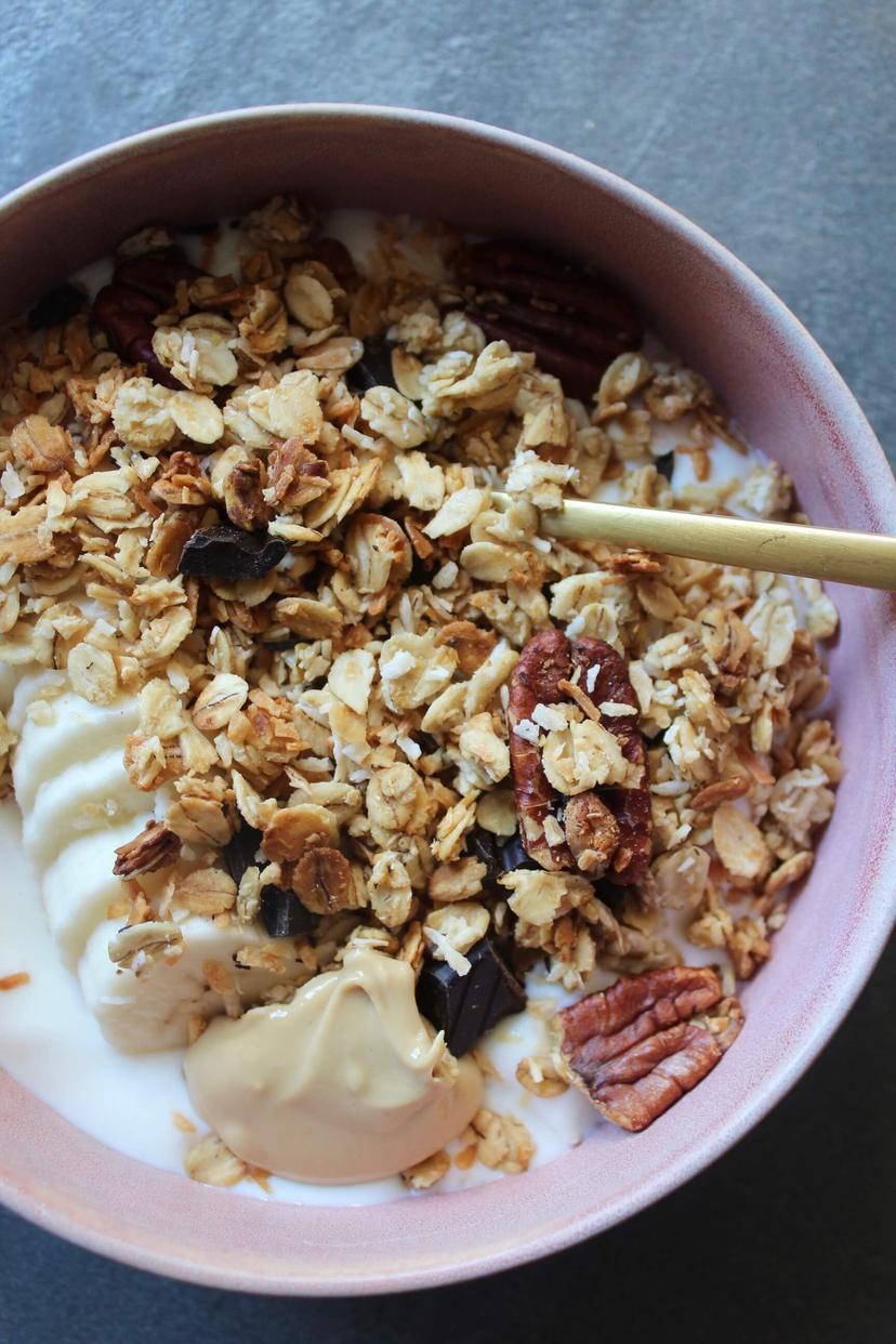Granola med pekannødder, kokos og chokolade